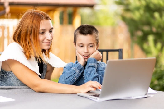 SCOOLY.fr favorise l'apprentissage des enfants et apporte la sérénité aux parents en leur permettant de suivre les progrès et les exercices réalisés sur la plateforme de soutien scolaire en ligne.